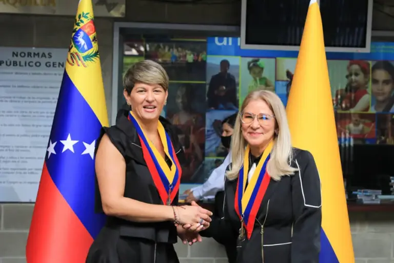Flores y Alcocer conversaron en Caracas.